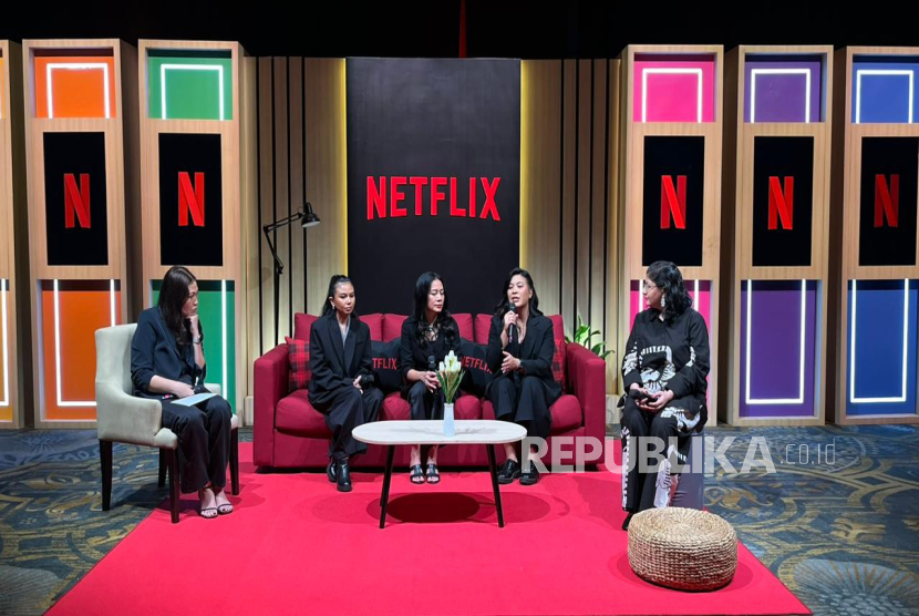 Konferensi pers Netflix yang mengumumkan tiga adaptasi serial dari novel Dee Lestari. 