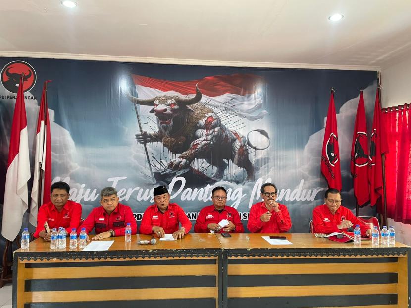 konferensi pers PDIP di Kantor DPC PDIP Sleman, Sabtu (4/8/2024). Dalam kesempatan tersebut PDIP mengumumkan akan mengusung Harda Kiswaya dan Danang Maharsa pada Pilkada 2024 mendatang. 