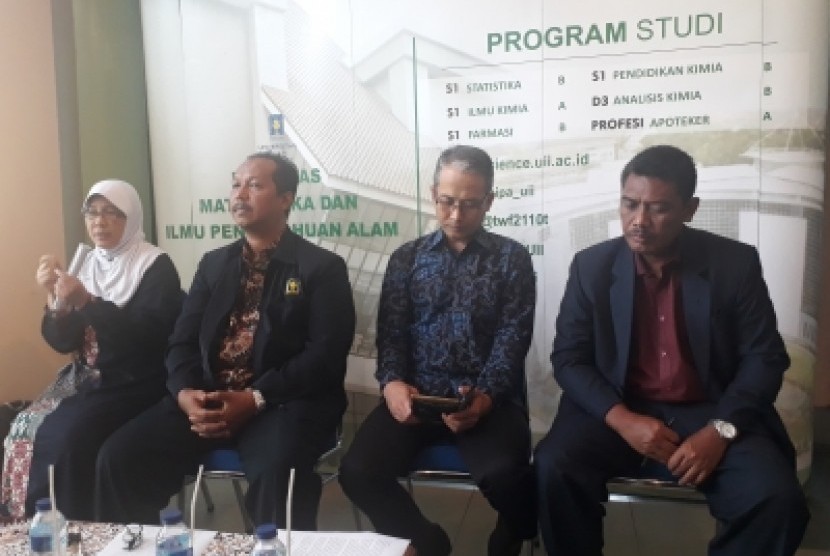 Konferensi pers peluncuran Pusat Studi Artificial Intelligence (AI) dan Pusat Studi Bioinformatics di Auditorium Abdulkahar Mudzakkir Universitas Islam Indonesia (UII), Senin (9/9).