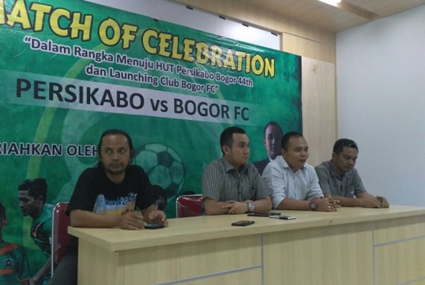 Konferensi pers pembentukan klub sepak bola baru di Kabupaten Bogor, Bogor FC, di Stadion Pakansari, Cibinong, Bogor, Senin (4/12). Bogor FC akan dikenalkan ke masyarakat Kabupaten Bogor pada Ahad (10/12) melalui pertandingan ekshibisi dengan Persikabo.   