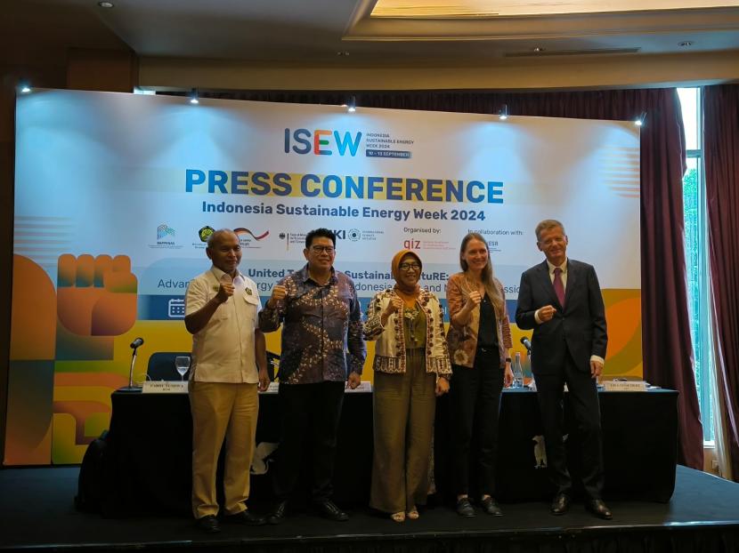 Konferensi pers pembukaan Indonesia Sustainable Energy Week (ISEW) 2024, di Jakarta, Selasa (10/9/2024). 