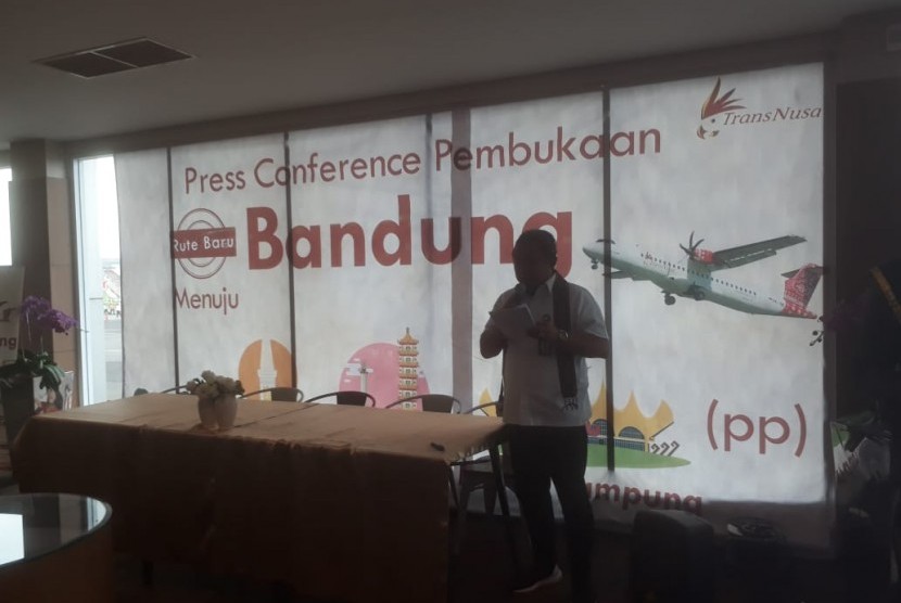 Konferensi pers pembukaan tiga rute baru Maskapai Transnusa di Bandara Husein Sastranegara, Rabu (22/1).