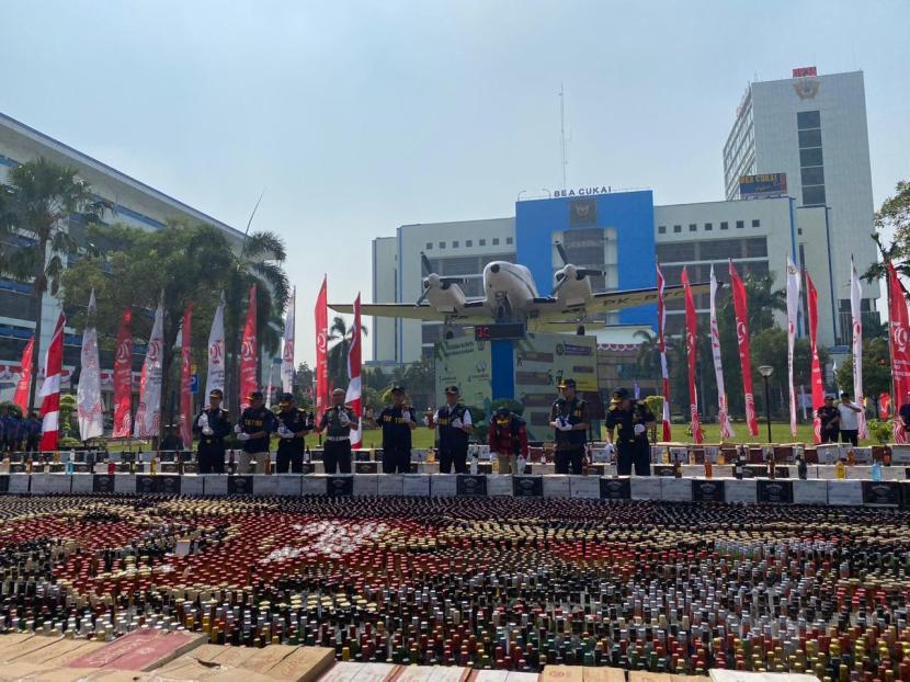 Konferensi pers Pemusnahan Barang Milik Negara Eks Kepabean dan Cukai dan Barang Rampasan Negara berupa Rokok dan Minuman Beralkohol Ilegal yang digelar di Kantor Pusat Bea Cukai, Jakarta Timur, Rabu (31/7/2024).