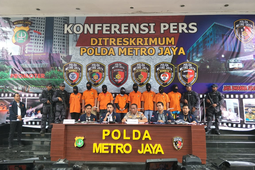Konferensi pers penangkapan delapan tersangka pembobolan rekening milik wartawan senior Ilham Bintang di Mapolda Metro Jaya, Rabu (5/2). 