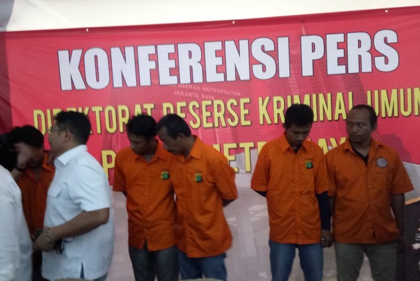 Konferensi pers penangkapan lima tersangka perampasan mobil tangki Pertamina, di Mapolda Metro Jaya, Selasa (19/3).