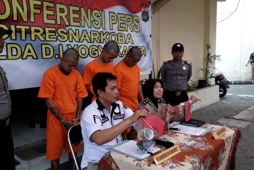  Konferensi pers penangkapan penyalahgunaan narkoba jenis tembakau gorila di Mapolda DIY, Selasa (4/9).