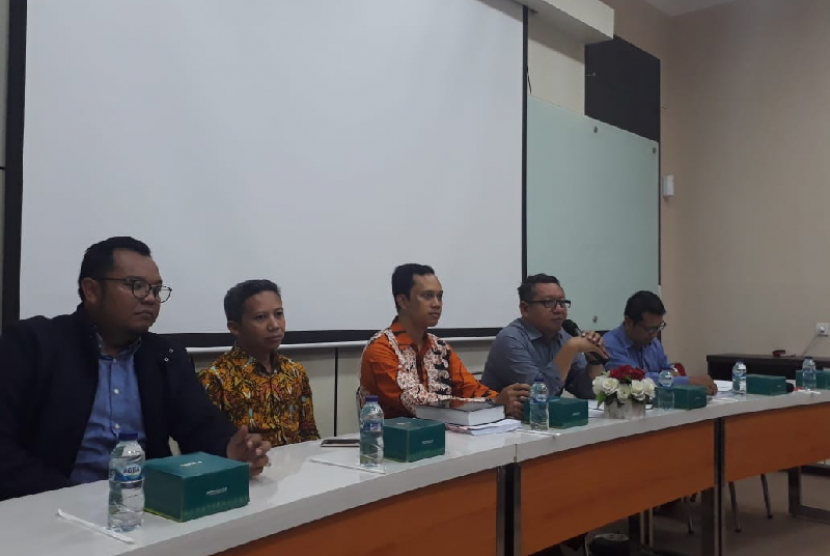 Konferensi pers pengajuan judicial review dari Universitas Islam Indonesia (UII) atas UU KPK ke Mahkamah Konstitusi (MK) di Kampus Pascasarjana UII, Senin (11/11). 