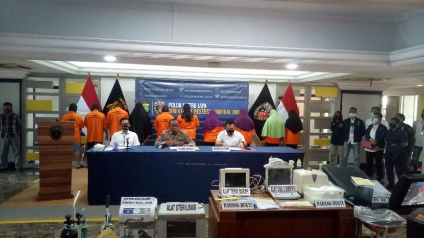 Konferensi pers pengungkapan kasus aborsi ilegal di sebuah klinik di Jalan Percetakan Negara III, Jakarta Pusat oleh Polda Metro Jaya, Jakarta Selatan, Rabu (23/9). 