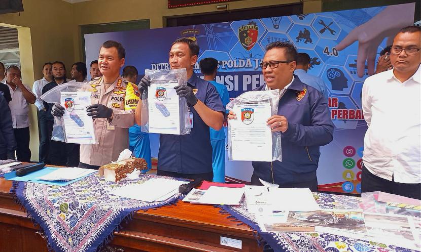  Konferensi pers pengungkapan kasus kejahatan perbankan dan ITE di Mako Ditreskrimsus Polda Jawa Tengah.
