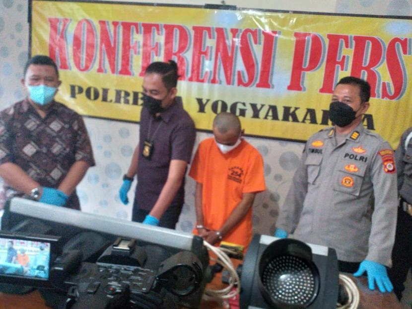 Konferensi pers pengungkapan kasus pencurian lampu APILL di Mapolresta Yogyakarta.