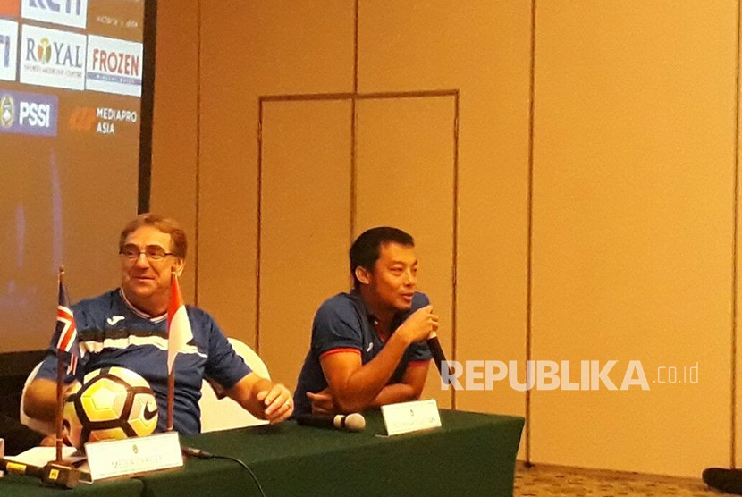 Hamka Hamzah (kanan) bersama Robert Rene Alberts dalam konferensi pers pertandingan persahabatan Islandia vs Indonesia Selection di Hyatt Regency Hotel, Yogyakarta, Rabu (10/1).