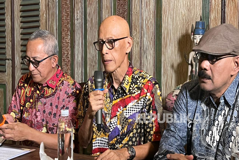 Konferensi pers pihak keluarga kandung terkait kematian diplomat muda Kementerian Luar Negeri (Kemlu), Arya Daru Pangayunan di Yogyakarta, Sabtu (23/8/2025). 