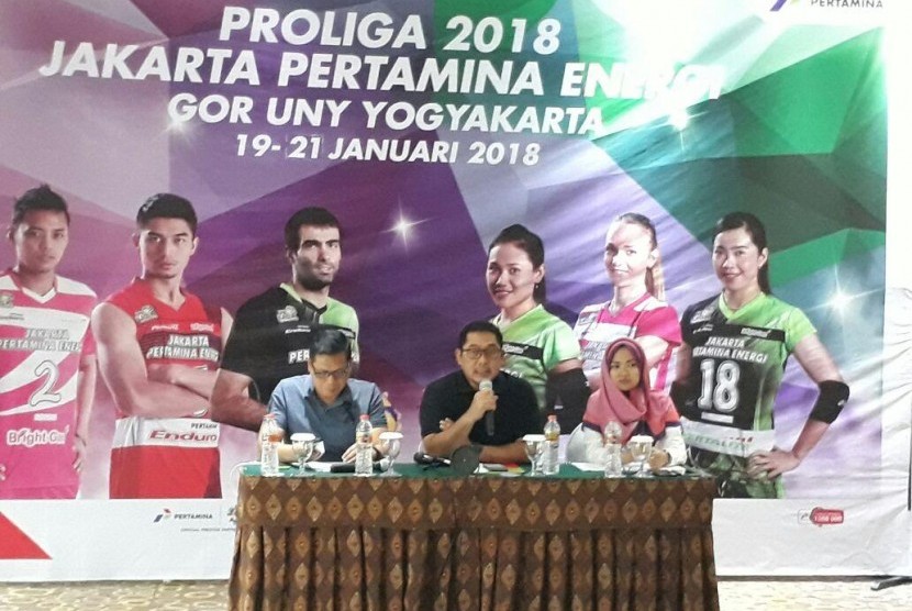Konferensi pers putaran pertama Proliga 2018 di Hotel Novotel Yogyakarta, Jumat (12/1). Konferensi pers dihadiri GM Pertamina Marketing Operation Region IV Yanuar Budi Hartanto (tengah).