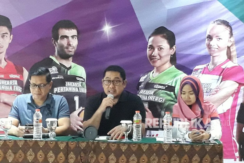 Konferensi pers putaran pertama Proliga 2018 di Hotel Novotel Yogyakarta, Jum'at (12/1).  Konferensi pers dihadiri GM Pertamina Marketing Operation Region IV, Yanuar Budi Hartanto (tengah). 