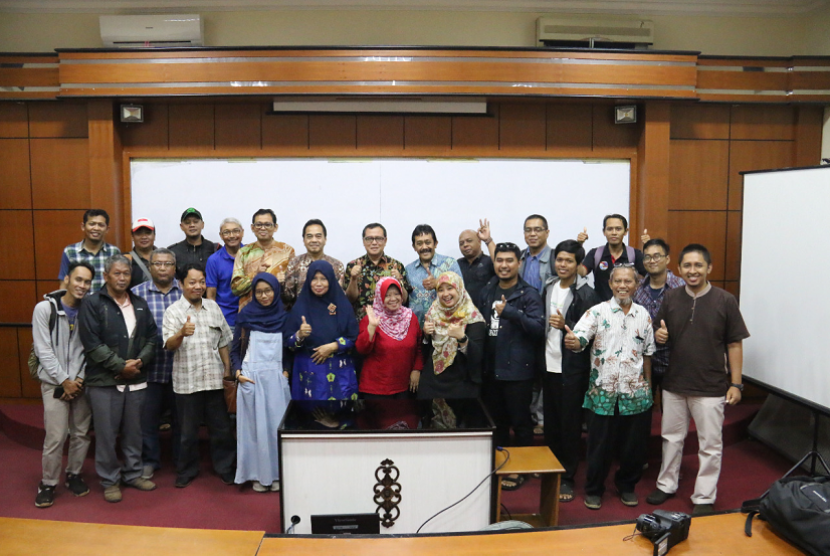 Konferensi pers Rektor dan Wakil-Wakil Rektor Universitas Islam Indonesia (UII) tentang aktifnya kembali Mapala UII.