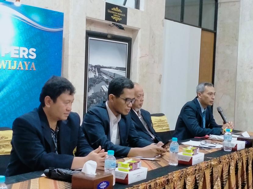  Konferensi pers rencana pengukuhkan empat profesor baru Universitas Brawijaya Malang. 