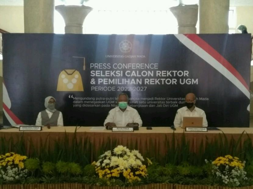Konferensi pers seleksi dan pemilihan rektor UGM periode 2022-2027 di Yogyakarta.