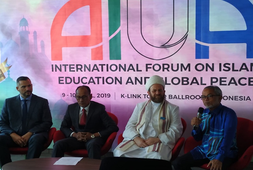 Konferensi pers seminar Internasional yang bertema “International Forum On Islam, Education, and Global Peace” di Jakarta, Selasa (9/4).