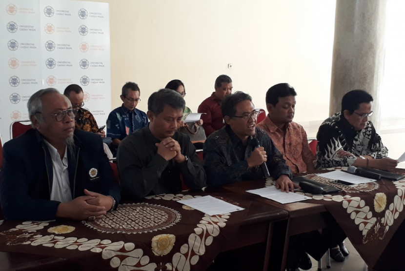 Konferensi pers seruan pesan persatuan dan perdamaian dari  Universitas Gadjah Mada di Balairung UGM, Jumat (24/5).