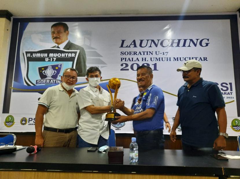 Konferensi pers Soeratin U-17 Piala Umuh Muchtar 2021 di Gedung Asprov PSSI Jabar, Kota Bandung, Senin (8/11). 