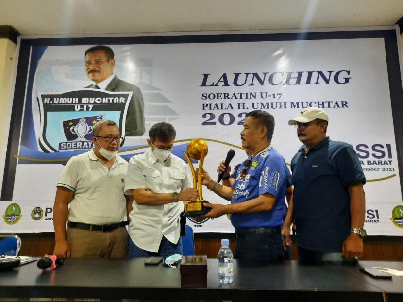 Konferensi pers Soeratin U-17 Piala Umuh Muchtar 2021 di Gedung Asprov PSSI Jabar, Kota Bandung, Senin (8/11). 