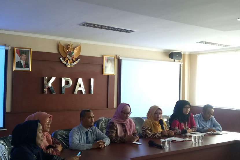 Konferensi pers terkait informasi mengenai perundungan (bullying) terhadap anak bungsu Nunung di kantor KPAI, Jakarta Pusat, Selasa (23/7). Dalam konferensi itu hadir pihak sekolah, yakni kepala sekolah Syamsuddin (ketiga dari kiri) dan pihak KPAI. 