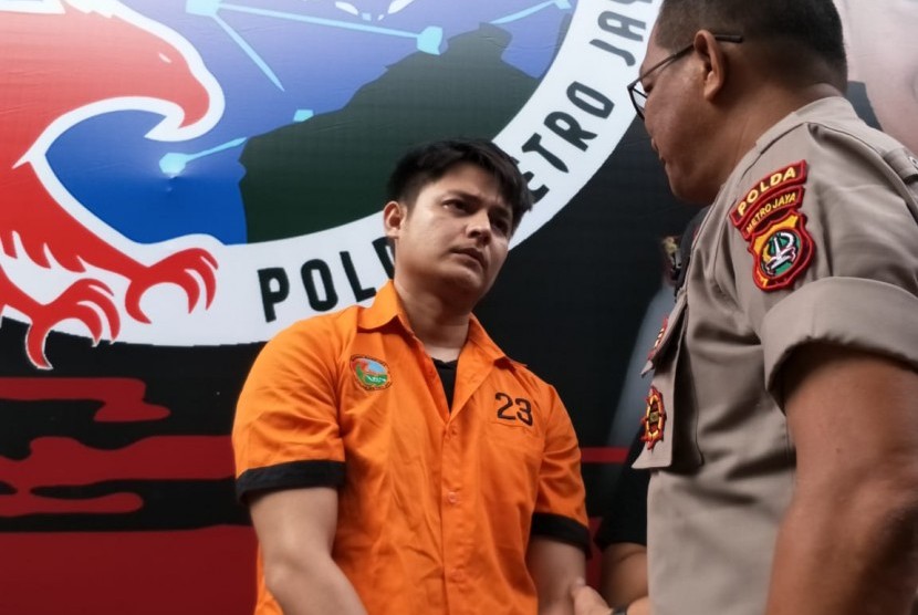 Konferensi pers terkait penangkapan artis sinetron Aulia Farhan atau Farhan Petterson terkait dugaan penyalahgunaan narkoba jenis sabu, di Mapolda Metro Jaya, Jumat (21/2).