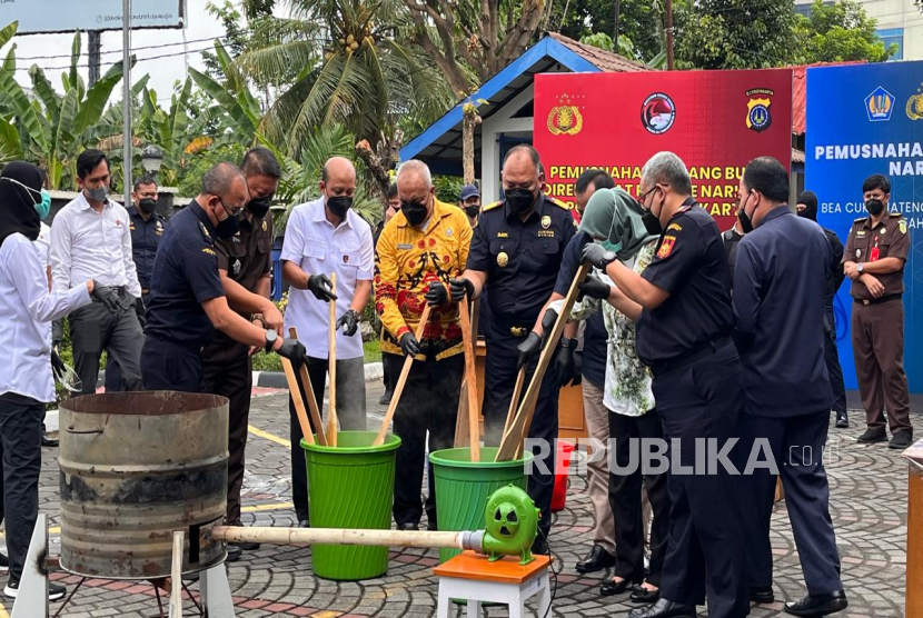 Konferensi pers terkait upaya penyelundupan narkotika jenis sabu jaringan internasional Malaysia–Indonesia yang digelar di Kantor Bea Cukai Yogyakarta, Selasa (8/7/2025). 