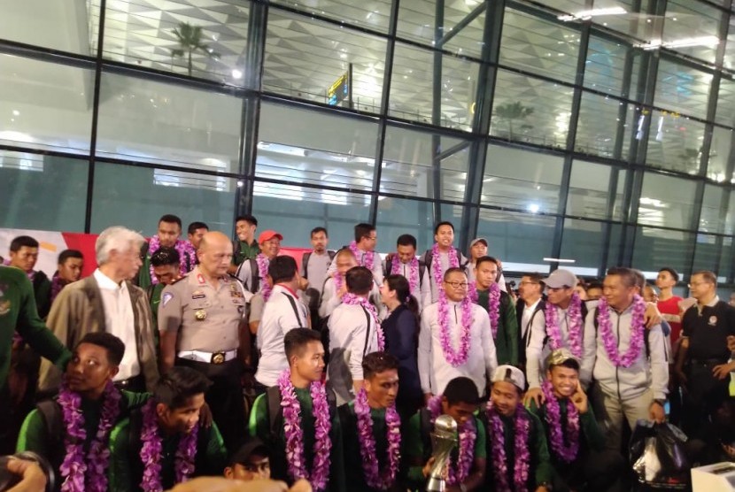 Young Garuda squad holds a press conference at Soekarno-Hatta International Airport, Wednesday (Feb 27). 