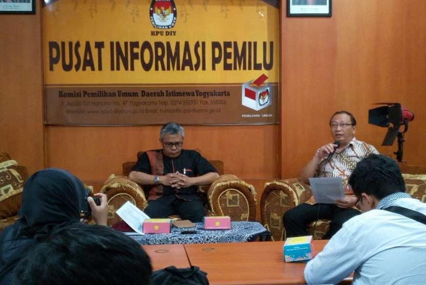  Konferensi pers tindak lanjut atas putusan Bawaslu DIY soal mediasi dan ajudikasi penyelesaian sengketa proses pemilu di tahap pencalonan DPRD DIY di KPU DIY, Selasa (4/9).