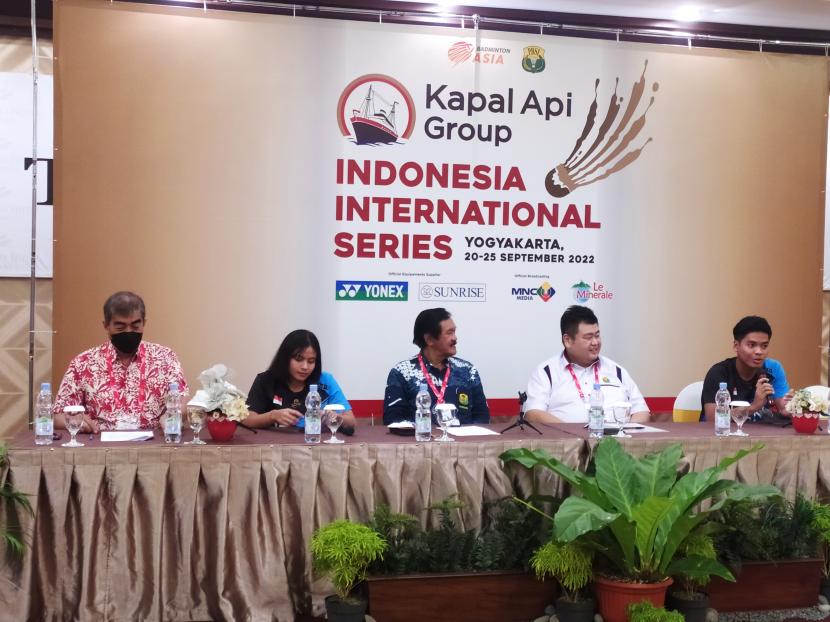 Konferensi pers turnamen bulutangkis internasional Kapal Api Indonesia International Series 2022 di Hotel Victoria Yogyakarta, Senin (19/9/2022).