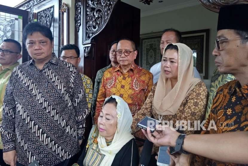 Konferensi pers usai pertemuan yang dilakukan oleh Ketua Umum DPP Partai Golkar, Airlangga Hartarto dengan Sinta Nuriyah Wahid, Kamis (9/8) siang. Pertemuan tersebut berlangsung di kediaman Sinta Nuriyah Wahid.