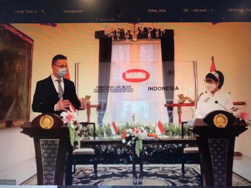 Konferensi pers virtual usai pertemuan bilateral antara Menteri Luar Negeri (Menlu) RI Retno Marsudi dan Menlu dan Menteri Perdagangan Hungaria Peter Szijjarto, Selasa (16/2)