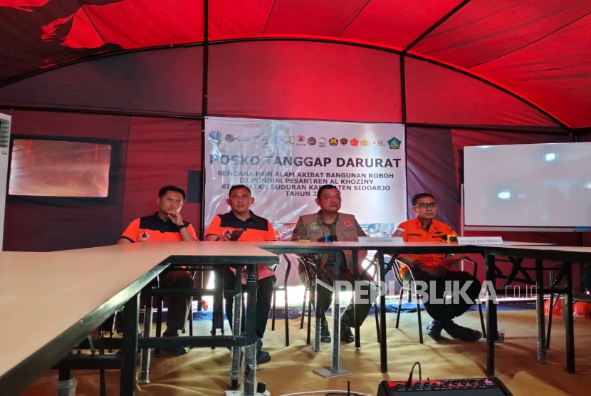 Konferensi pers yang digelar Ahad (5/10/2025), mengungkap kondisi terkini proses pencarin korban runtuhnya bangunan Musala Pondok Pesantren Al Khoziny, Sidoarjo, Jawa Timur.
