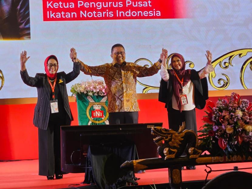 Konferensi Wilayah (Konferwil) Jawa Timur Ikatan Notaris Indonesia (INI) yang digelar di Grand Empire Palace pada Selasa (9/1/2023) akhirnya menghasilkan ketua baru. Isy Karimah Syakir terpilih dengan suara terbanyak mengungguli Siti Anggraenie Hapsari.