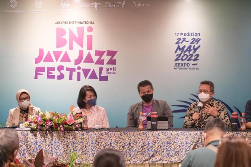 Direktur Operasional PT Askrindo, Erwan Djoko Hermawan (kanan) memberikan paparan saat press confrence Java Jazz Festival 2022.