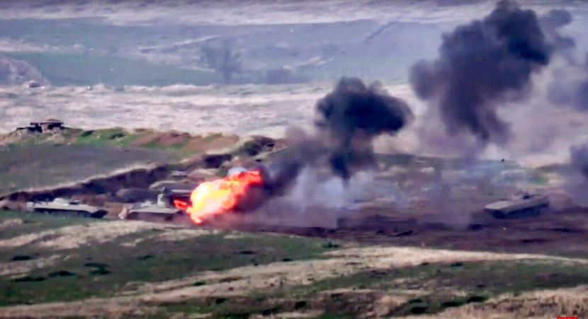 Foto yang dirilis oleh Kementerian Pertahanan Armenia, menunjukkan sebuah tank Azerbaijan yang hancur akibat serangan militer Armenia.
