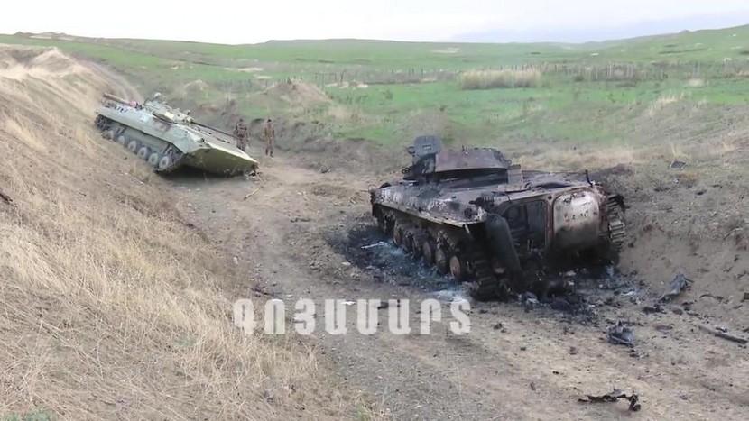 Foto yang dirilis oleh Kementerian Pertahanan Armenia, menunjukkan sebuah tank Azerbaijan yang hancur akibat serangan militer Armenia.