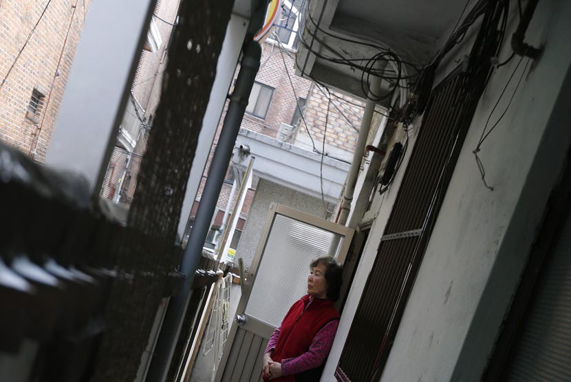    Kong Kyung-soon (73 tahun) berdiri di apartemen kecilnya.  (Reuters/Lee Jae-Won)