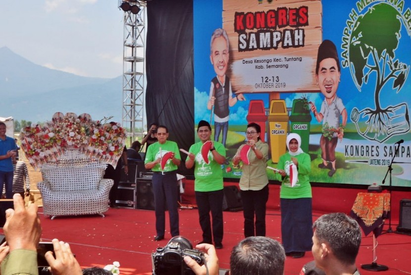 Kongres Sampah yang diinisiasi oleh Pemprov Jawa Tengah, resmi dibuka oleh Wakil Gubernur Jawa Tengah, Taj Yasin Maimoen, Sabtu (12/10). Kongres yang akan berlangsung hingga Ahad (13/10) besok ini, diikuti tak kurang 1.500 peserta.