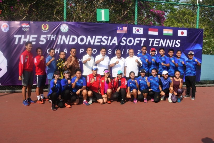 KONI, PP Pesti, dan para atlet soft tennis Indonesia.