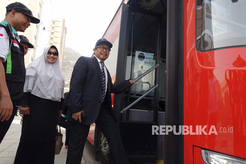 Konjen RI KJRI Jeddah melakukan simulasi transportasi bus shalawat selama di Makkah. Usia bus paling tua keluaran 2009 dengan kapasitas 73 orang melayani rute-rute menuju Masjid al-Haram.