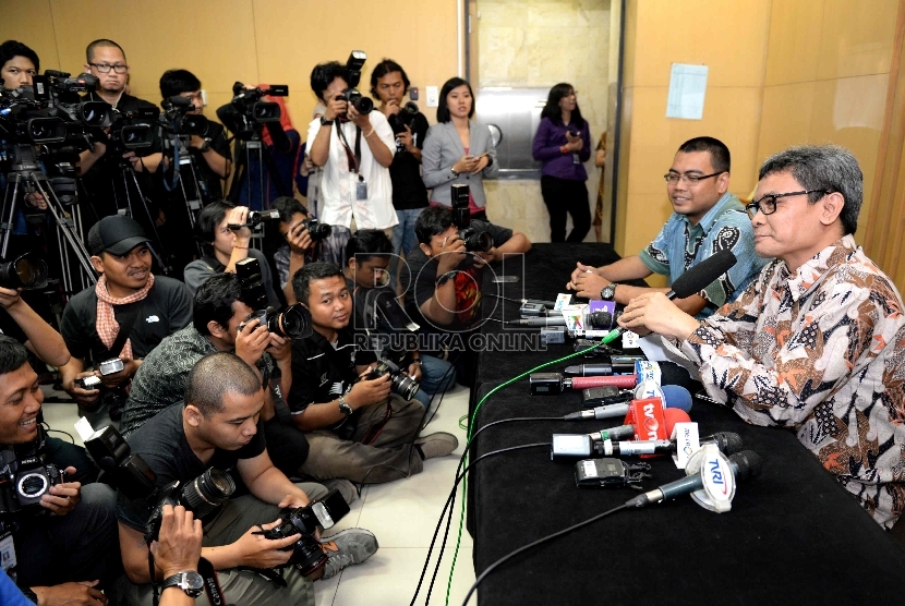Ketua KPK terpilih, Agus Raharjo (kiri) serta mantan Plt Wakil Ketua KPK Johan Budi (kanan) memberikan keterangan kepada wartawan usai serah terima jabatan pimpinan KPK kepada saat serah-terima jabatan itu di Ruang Auditorium gedung KPK, Jakarta, Senin (21