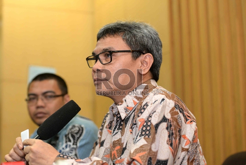 Konpres OTT. Plt Pimpinan KPK Johan Budi memberikan konferensi pers kepada wartawan di Gedung KPK, Jakarta, Jumat (10/4).