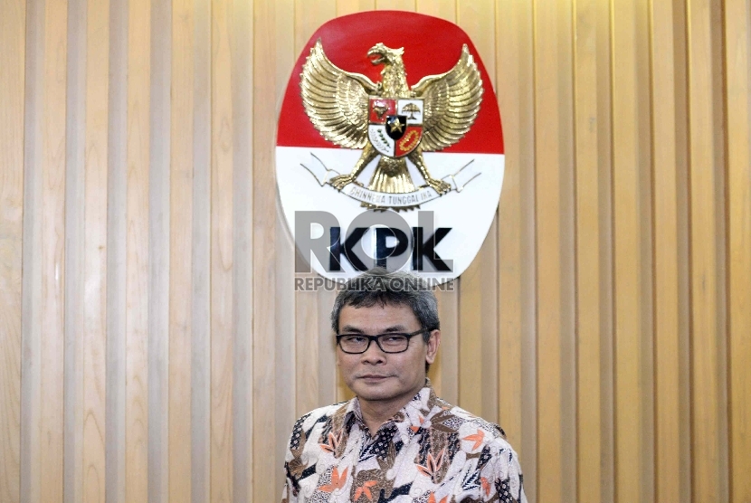 Konpres OTT. Plt Pimpinan KPK Johan Budi memberikan konferensi pers kepada wartawan di Gedung KPK, Jakarta, Jumat (10/4).