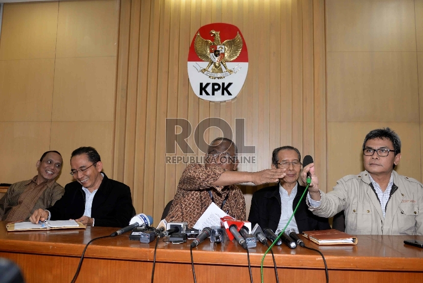 Konpres Pimpinan KPK. (dari kiri) Plt Pimpinan KPK Indriyanto Seno Adjii, Pimpinan KPK Adnan Pandu Praja, Plt Pimpinan KPK Taufiqurrahman Ruki, Pimpinan KPK Zulkarnain, dan Plt Pimpinan KPK Johan Budi saat konferensi pers di KPK, Jakarta, Rabu (25/2). 