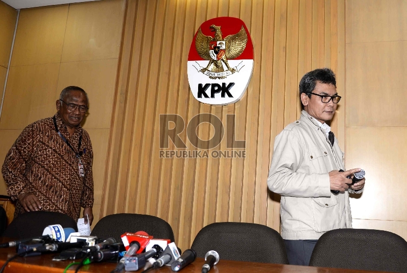 Konpres Pimpinan KPK. (dari kiri) Plt Pimpinan KPK Taufiqurrahman Ruki dan Plt Pimpinan KPK Johan Budi saat konferensi pers di KPK, Jakarta, Rabu (25/2). 