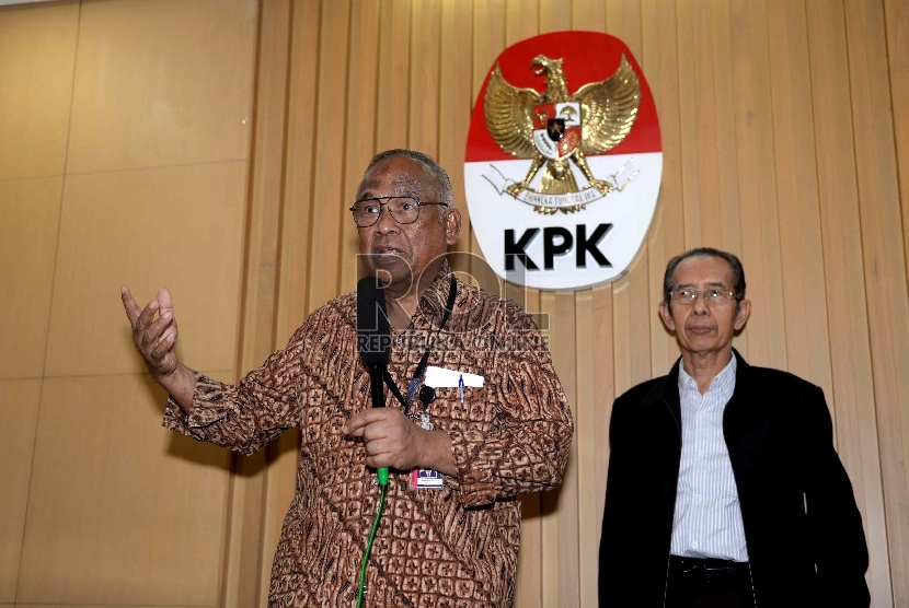 Konpres Pimpinan KPK. (dari kiri) Taufiqurrahman Ruki dan Pimpinan KPK Zulkarnain saat konferensi pers di KPK, Jakarta, Rabu (25/2).