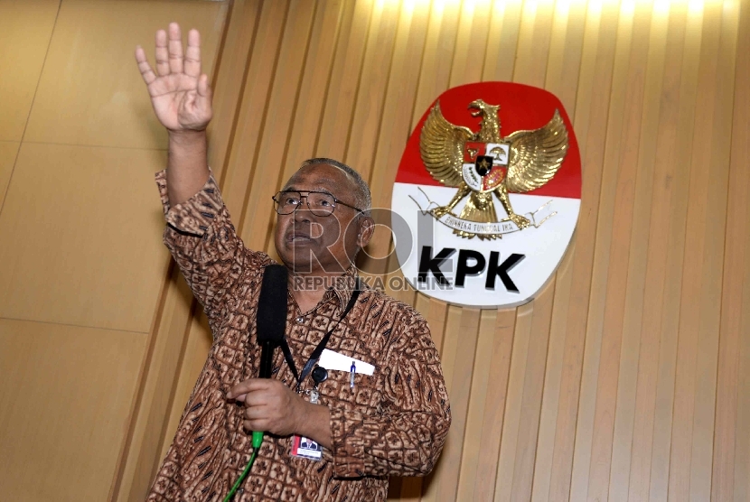 Konpres Pimpinan KPK. Plt Pimpinan KPK Taufiqurrahman Ruki saat konferensi pers di KPK, Jakarta, Rabu (25/2). 