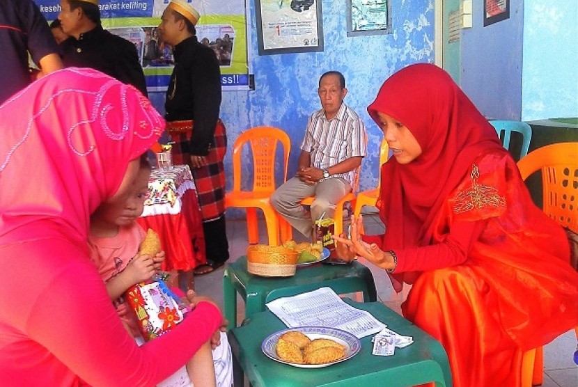 Konselor Gizi PKPU menjelaskan Asupan Gizi yang baik kepada Ibu peserta program Prosmiling di kampung kajenjeng Kel. Tamangapa manggala, 21 April 2013
